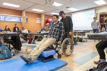 学生使用轮椅在物理治疗实验室0557