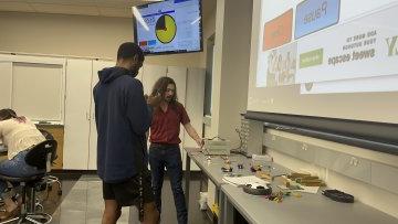 一名学生在课堂上与乔纳森·加夫尼教授一起做一个物理项目.