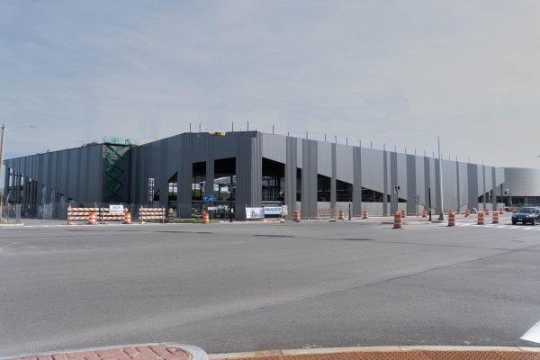 2022年6月正在建设的Nexus中心体育中心.